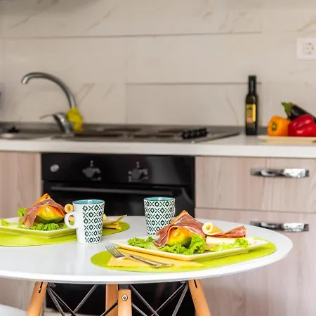 1a Sofia Close Services Sea, Wifi! Apartment *