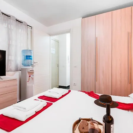 1a Sofia Close Services Sea, Wifi! Apartment