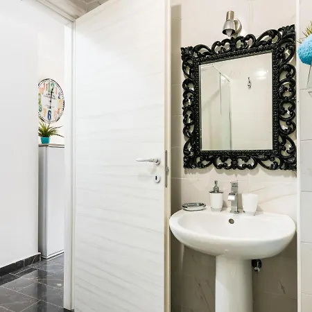 1a Sofia Close Services Sea, Wifi! Apartment